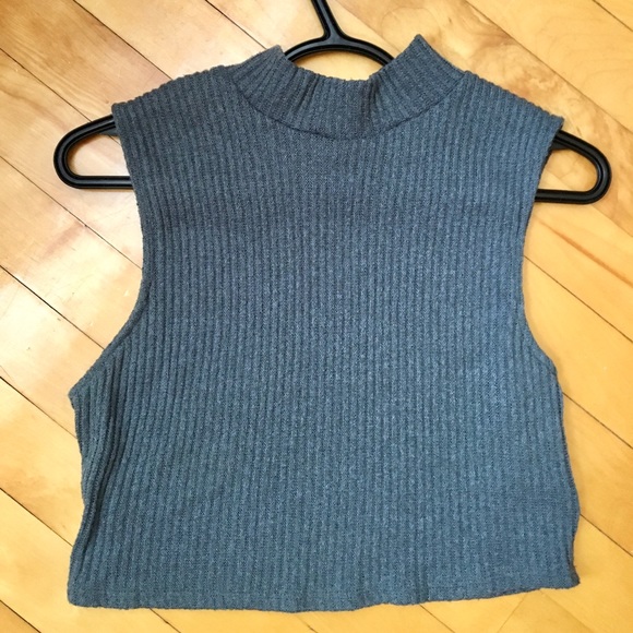 Grey crop top from UO - Picture 2 of 2
